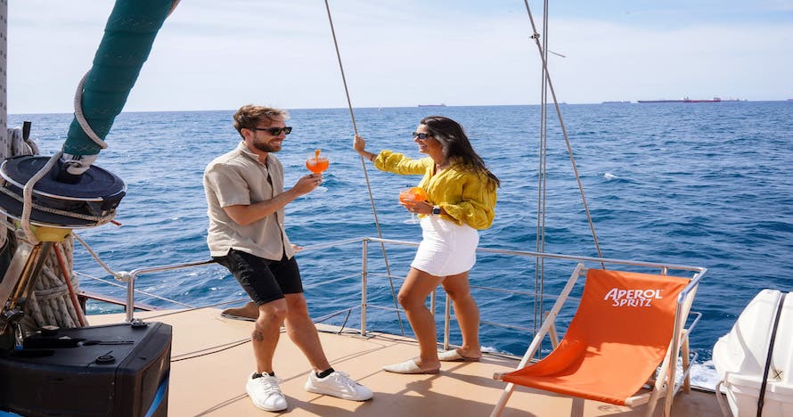 Crucero en velero Aperol Barcelona con Aperol Spritz
