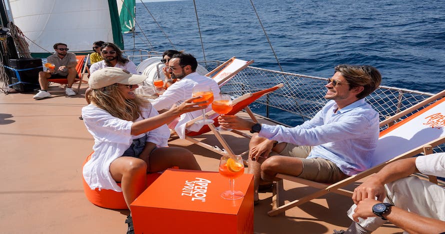 Crucero en velero Aperol Barcelona con Aperol Spritz