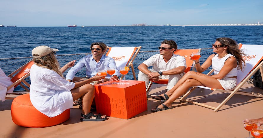 Crucero en velero Aperol Barcelona con Aperol Spritz