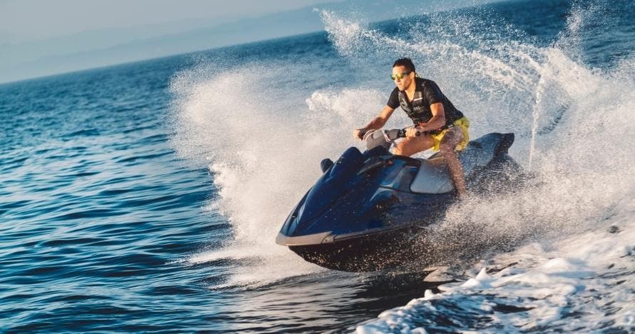 Alquiler de moto acuática sin titulación y Piscina Beach Club