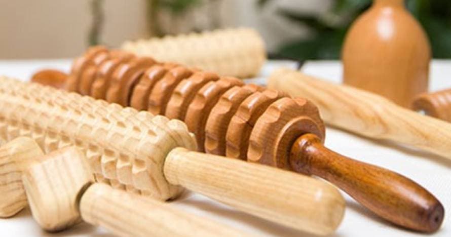 ¡Masaje de madera para una piel radiante y tonificada!