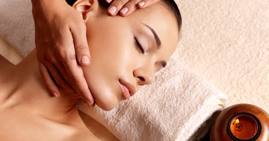 Piel radiante y suave: hidratación facial intensiva y masaje