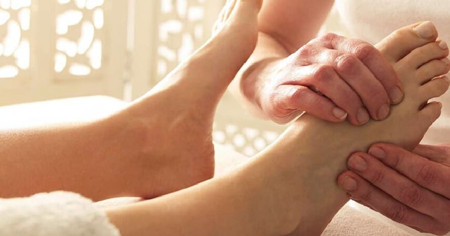 Masaje revitalizante para pies y piernas: alivio y circulación