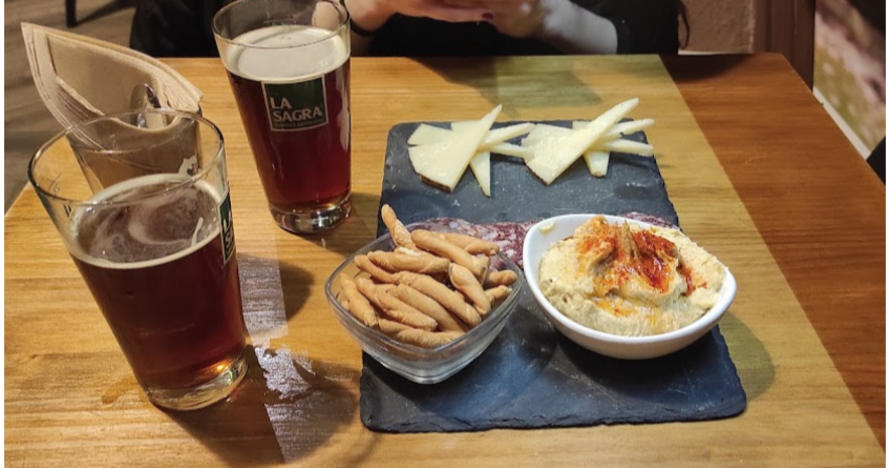 Descubre nuevos sabores: cervezas artesanas y tapas exquisitas