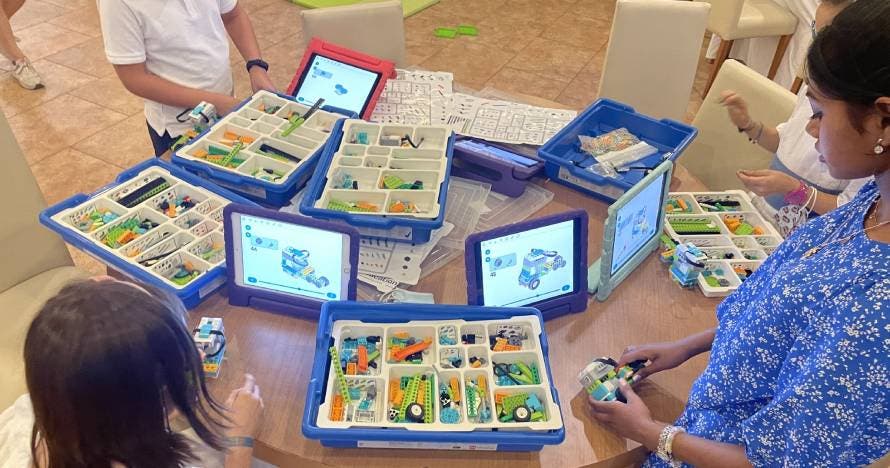 ¡Salva una aldea Masái y construye con Lego!