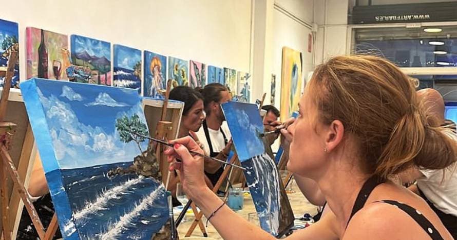 Pintura y vino, una experiencia creativa y social