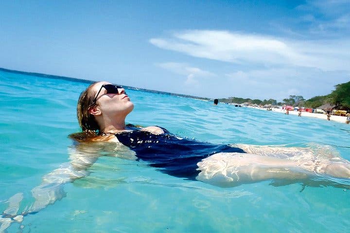 Barú y Playa Blanca disfrutan del mejor lugar con alojamiento y almuerzo.
