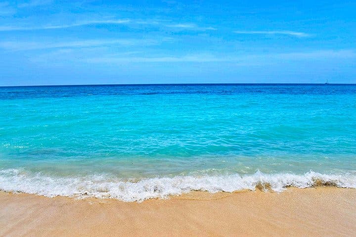 Barú y Playa Blanca disfrutan del mejor lugar con alojamiento y almuerzo.