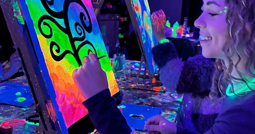 Wine Gogh Neón: pinta un cuadro con pintura neón con vino ilimitado