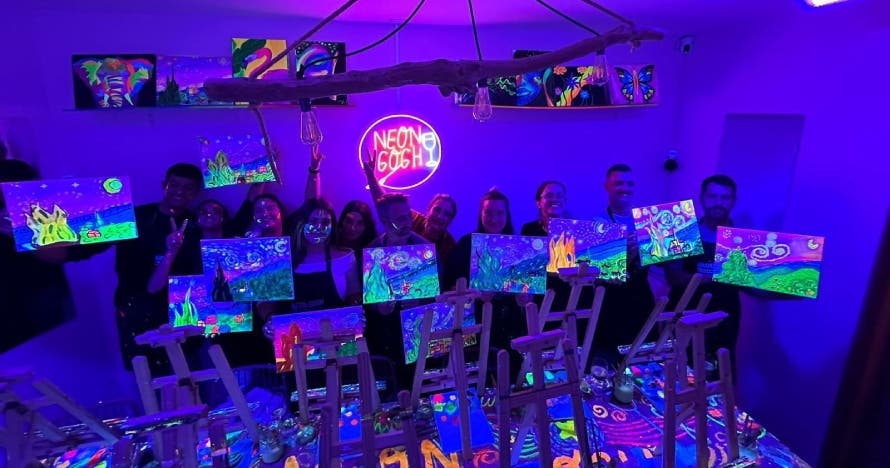 Wine Gogh Neón: pinta un cuadro con pintura neón con vino ilimitado