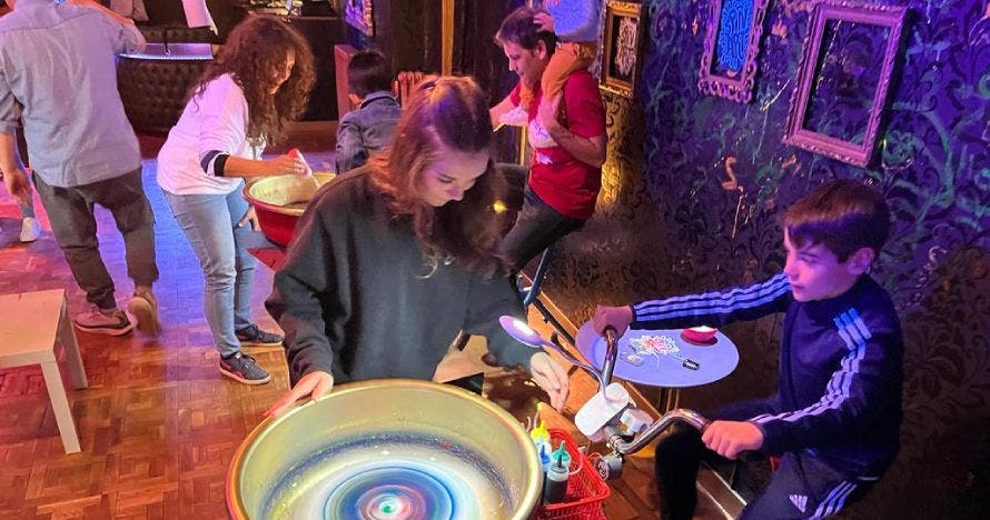 Pedalea y crea arte en familia: BikeSpinArt, diversión creativa