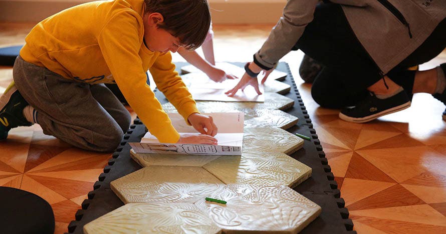 Taller familiar La Pedrera: ¿Había una vez? ¡Un trencadís!