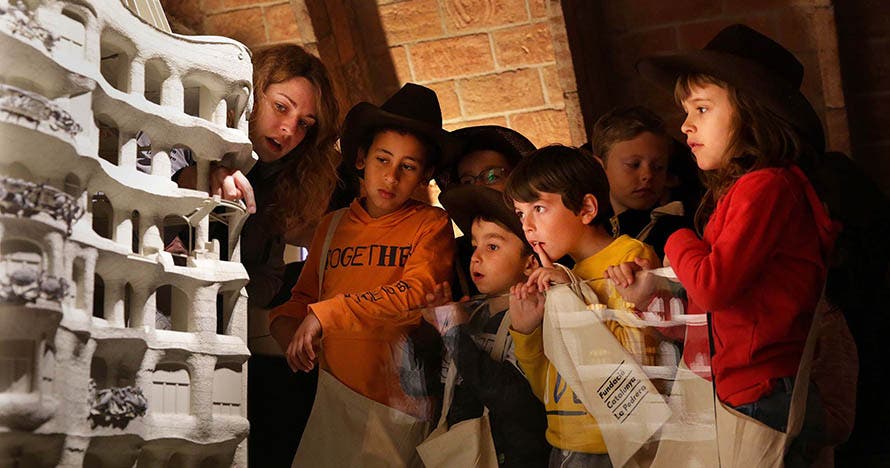 Taller familiar La Pedrera: ¿Había una vez? ¡Un trencadís!