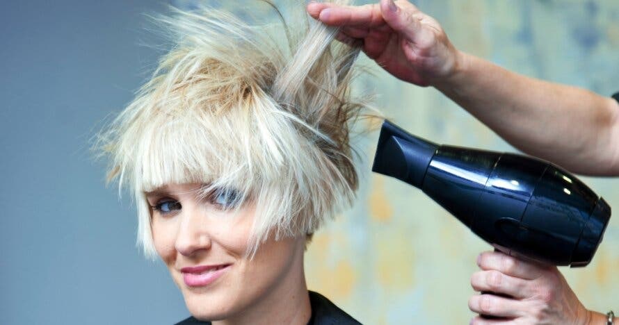 Sesión de peluquería en New Fashion: corte y opción a tratamientos