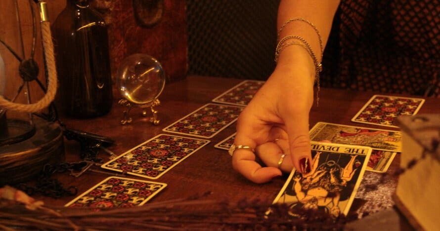 Alquimia: Cócteles, biquinis y esoterismo en una experiencia mística