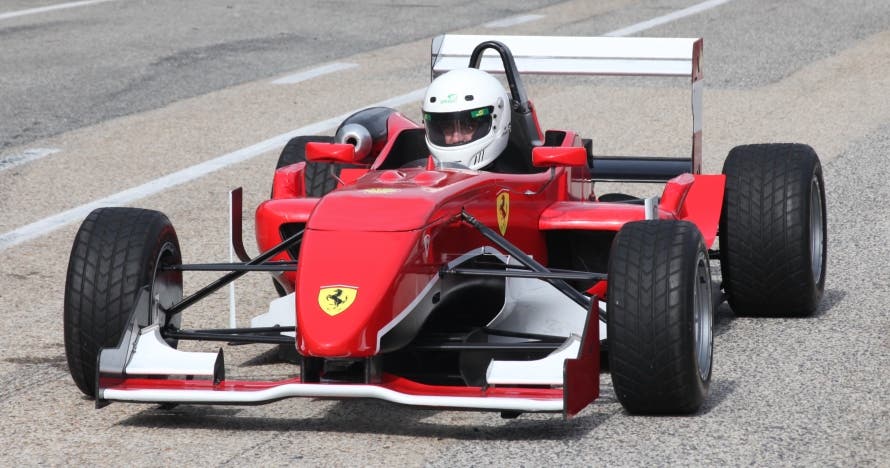 La emoción de la velocidad sobre un Fórmula F2.0 en Montmeló