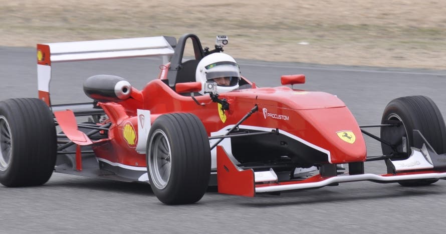La emoción de la velocidad sobre un Fórmula F2.0 en Montmeló