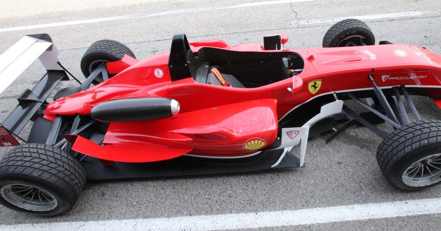 La emoción de la velocidad sobre un Fórmula F2.0 en Montmeló