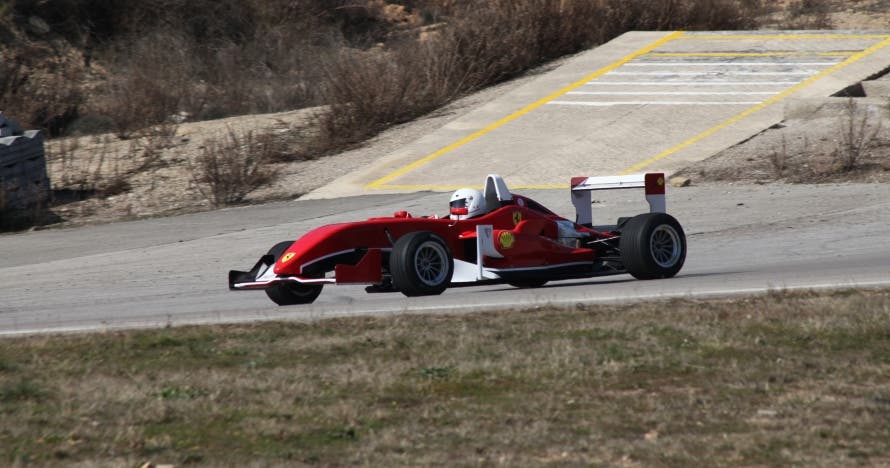 La emoción de la velocidad sobre un Fórmula F2.0 en Montmeló