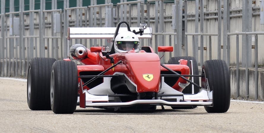 La emoción de la velocidad sobre un Fórmula F2.0 en Montmeló