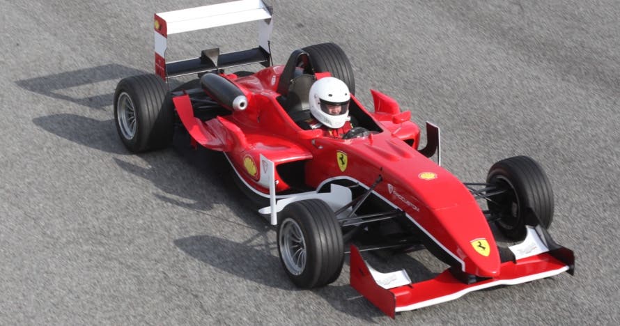 La emoción de la velocidad sobre un Fórmula F2.0 en Montmeló