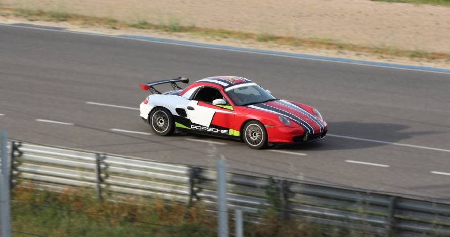 Porsche Boxster de competición en circuito largo en Circuito Montmeló