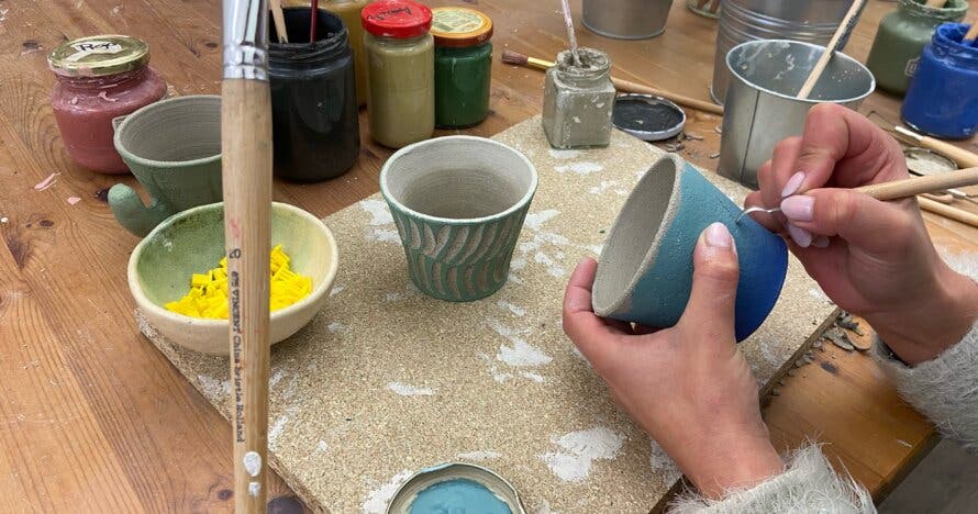 Clases de cerámica en Barcelona: crea tu propia pieza única en Cántaro