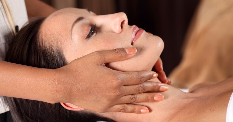 Ritual facial japonés rejuvenecedor con masaje Kobido