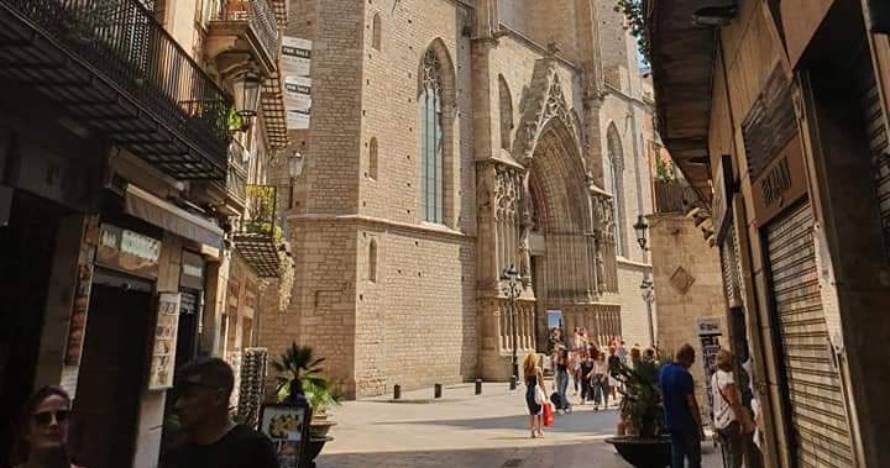La Barcelona medieval del barrio de la Ribera con La catedral del Mar