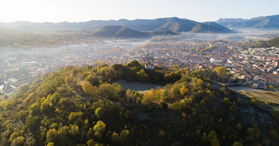 Descubre el fascinante volcán Montsacopa en Olot - Visita guiada