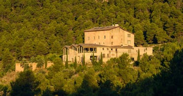 Bienestar y lujo en un spa de ensueo en la naturaleza