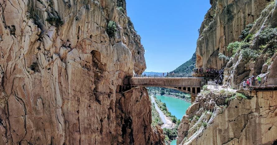 Descubre el emocionante Caminito del Rey con guía y transporte