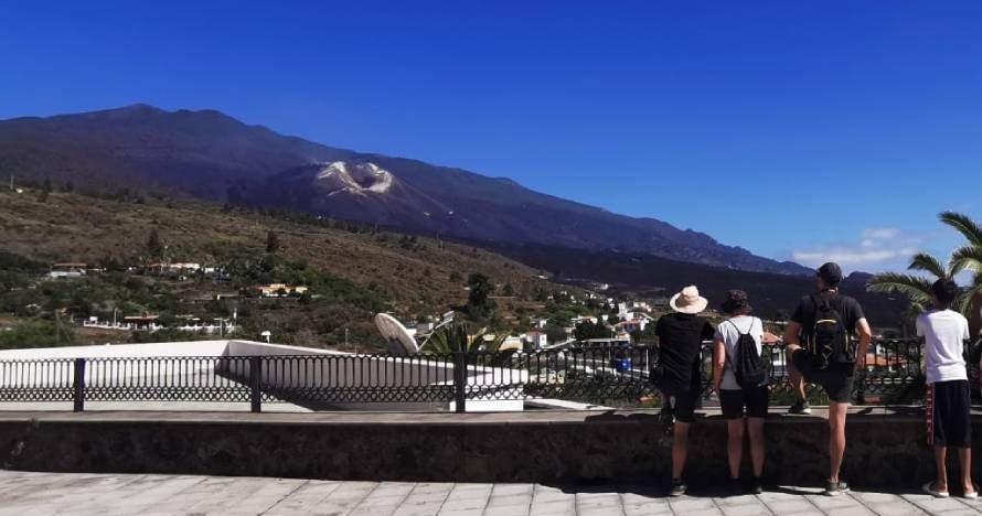 Siguiendo la huella del Volcán de Tajogaite a pie y en autobús