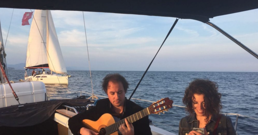 Paseo en velero con puesta de sol y concierto de guitarra española