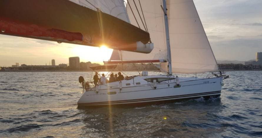 Paseo en velero con puesta de sol y concierto de guitarra española