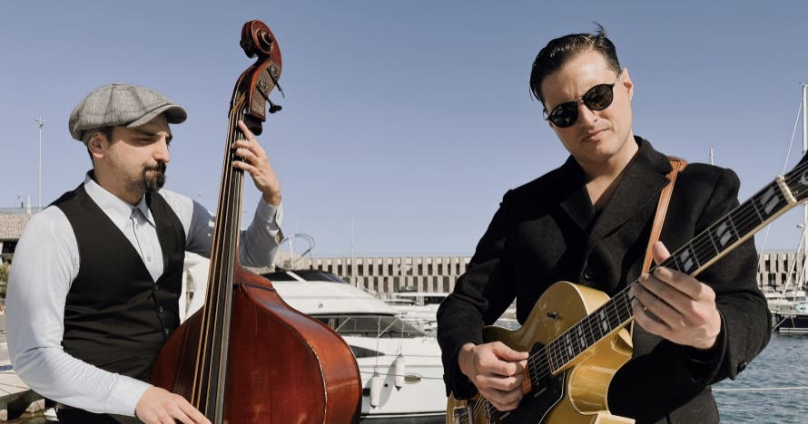 Paseo al atardecer en Barcelona: Música en directo de Aperol