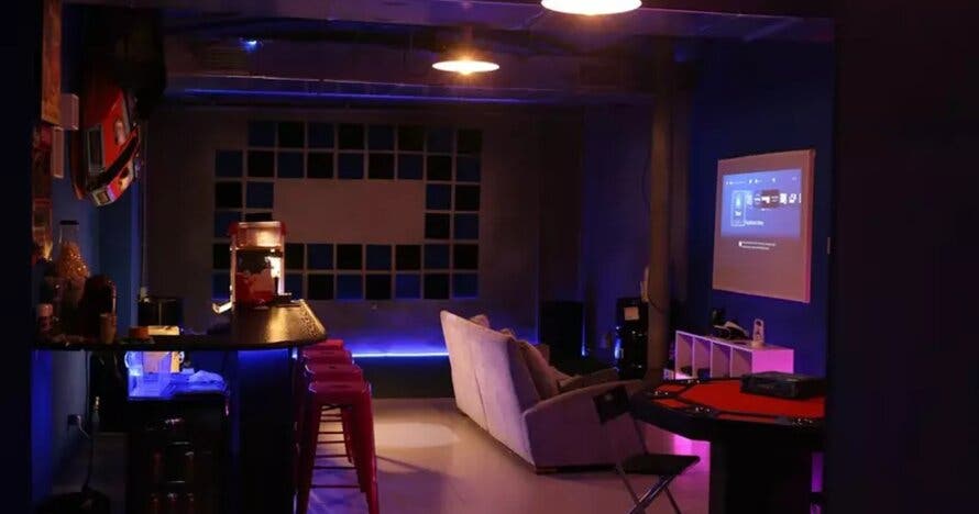 Sala gaming privada con barra libre de palomitas para 5 personas