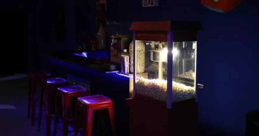 Sala gaming privada con barra libre de palomitas para 5 personas