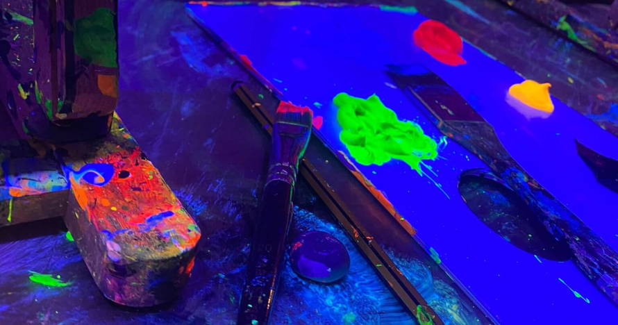 Art Wine en fluor, relájate pincel y copa en mano