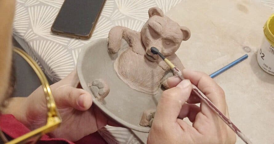 Descubre la magia de la cerámica en clases amenas y divertidas