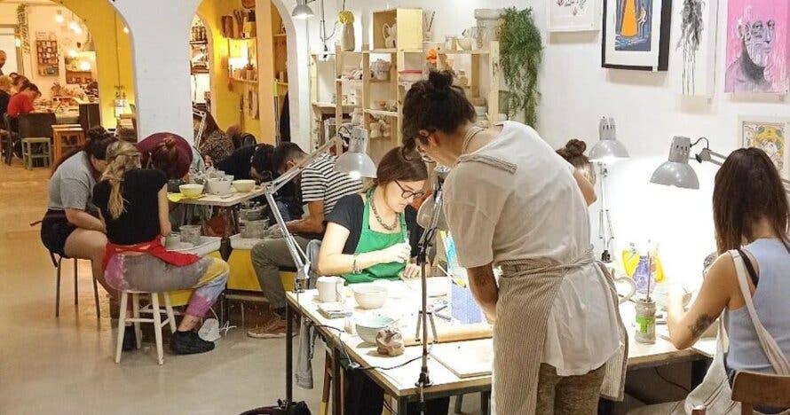 Descubre la magia de la cerámica en clases amenas y divertidas