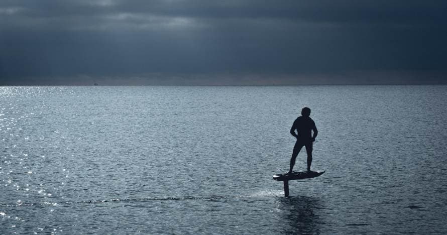  Vive la experiencia de volar sobre el mar con el eFoil