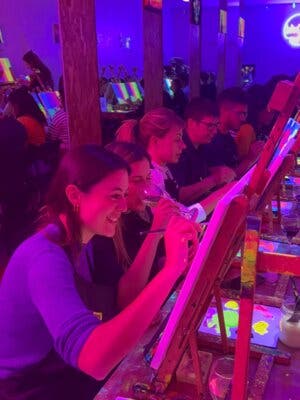 Wine Gogh Neón: pinta un cuadro con pintura neón y vino ilimitado