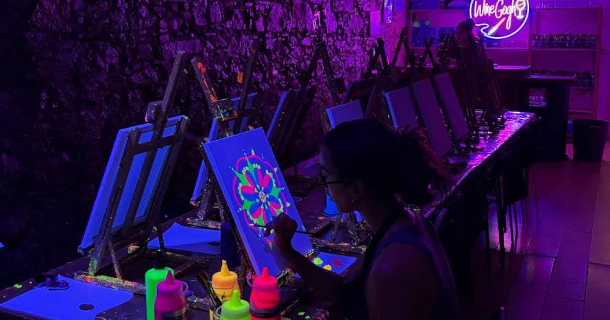 Wine Gogh Neón: pinta un cuadro con pintura neón y vino ilimitado