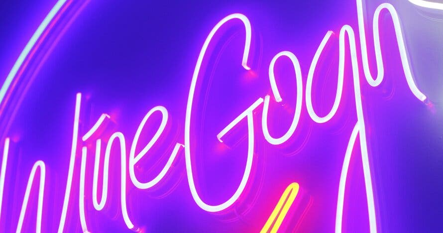 Wine Gogh Neón: pinta un cuadro con pintura neón y vino ilimitado