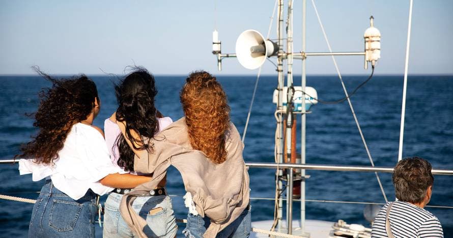 Paseo en catamarán: vistas, aguas cristalinas y diversión garantizada