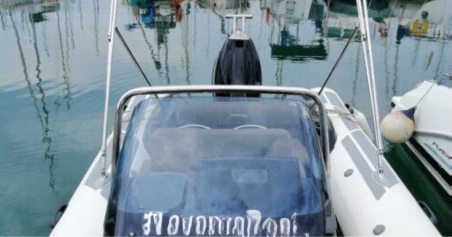 Alquiler o Tour en el Brig Eagle 6, una lancha motora de lujo