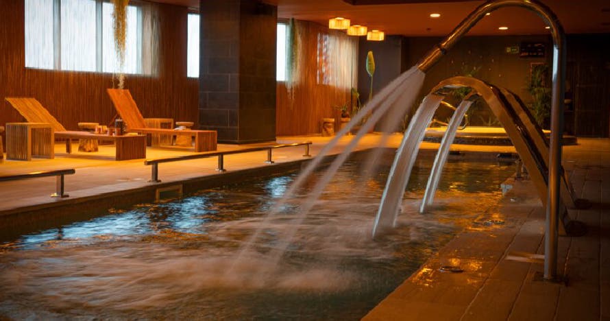 Relajación y bienestar: circuito de spa con bebida exclusiva