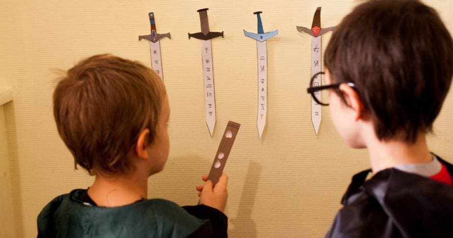 Rescata a los niños atrapados en una escuela embrujada (Escape room)