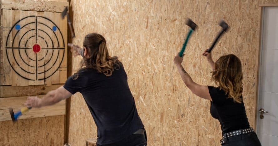 Experiencia vikinga: tiro con hacha e hidromiel en The Axe Club